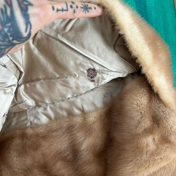 Vintage 1950s Elegant Tan Fur Stole Cape - Picture 10 of 14